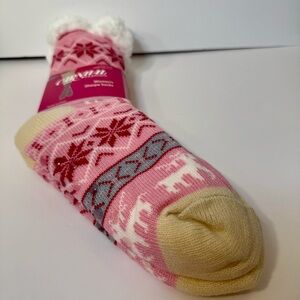 NWT. Carnival Fashion Women's Sherpa Socks.  sizes 9-11. Pink and Cream